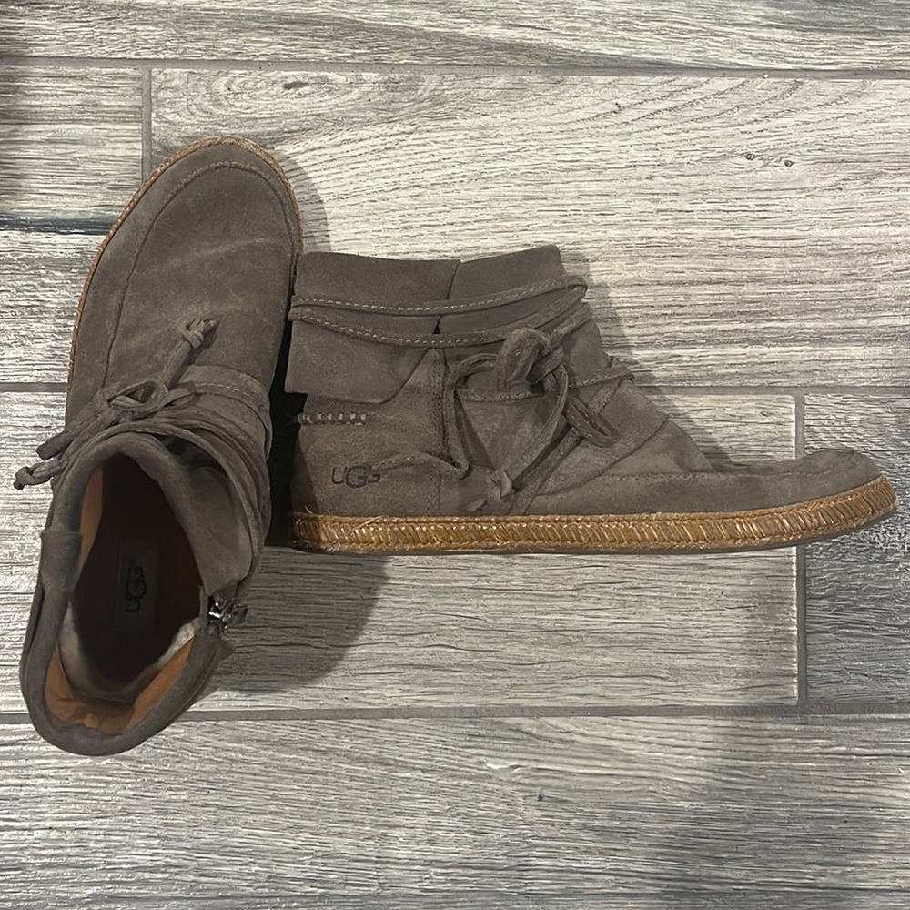 UGG Women’s Rianne Mocha Suede Booties
